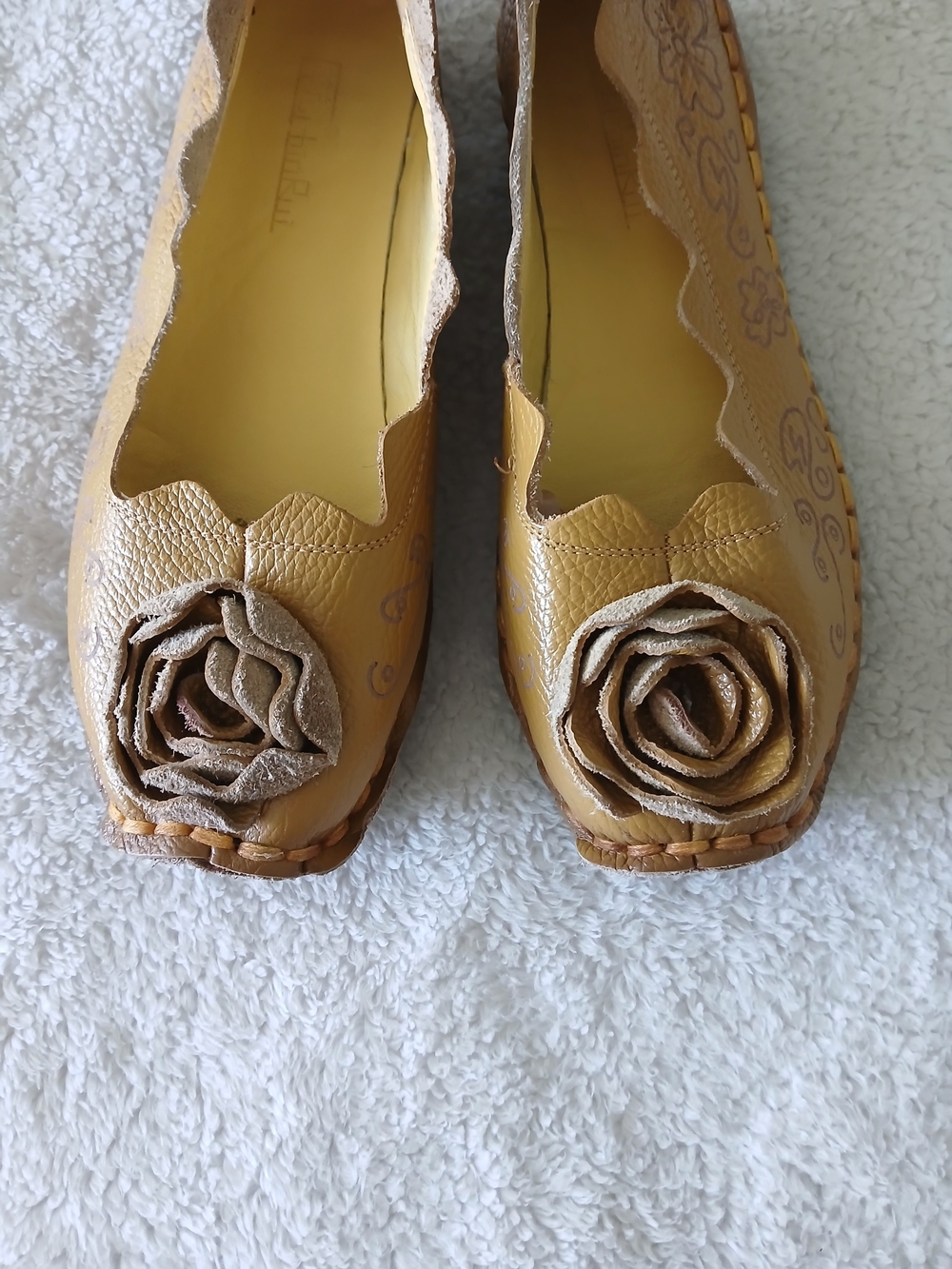 •HIN RUI• Mustard Floral Leather Slip-On Loafers with Rosette Accent